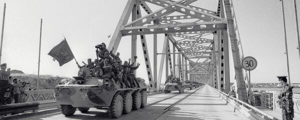 Колонна бронетехники пересекает афгано-советскую границу - Sputnik Южная Осетия