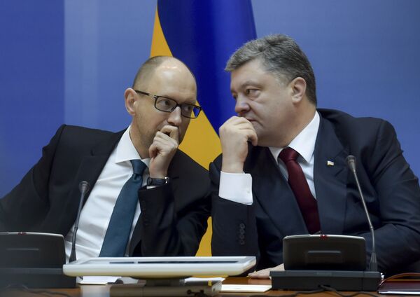 Президент Украины Петр Порошенко (справа) и премьер-министр Украины Арсений Яценюк - Sputnik Южная Осетия