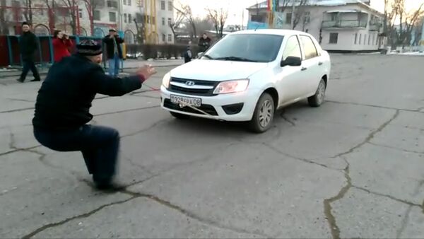 Житель Жамбылской области передвигает ушами автомобиль - Sputnik Южная Осетия