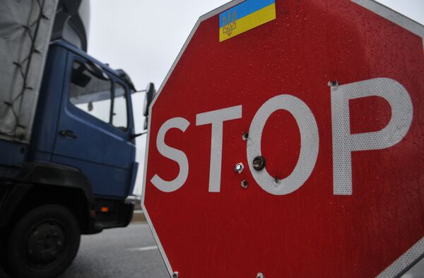 Украинские активисты блокируют движение российских фур во Львовской области - Sputnik Южная Осетия