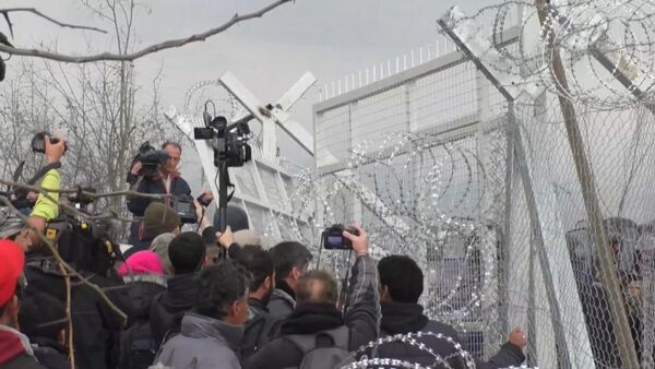 Беженцы пытались тараном проломить забор на границе Греции и Македонии - Sputnik Южная Осетия