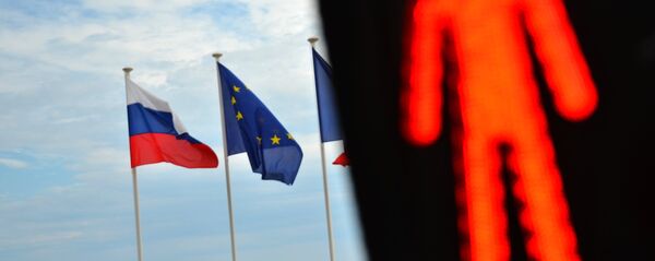 Флаги России, ЕС, Франции и герб Ниццы на набережной Ниццы Флаги России, ЕС, Франции и герб Ниццы на набережной Ниццы - Sputnik Южная Осетия