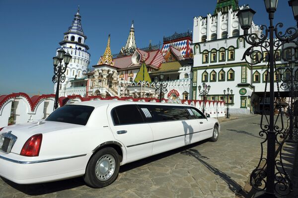 Лимузин у стен Измайловского Кремля. - Sputnik Южная Осетия