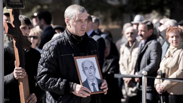 Сотни людей в Цхинвале пришли проститься со Знауром Гассиевым - Sputnik Южная Осетия