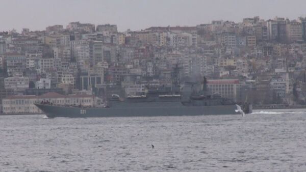 Десантный корабль ВМФ РФ прошел Босфор в сопровождении турецких катеров - Sputnik Южная Осетия