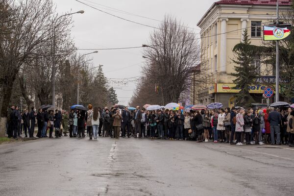 Дождливая погода в Цхинвале не помешала горожанам собраться на театральной площади и ждать прибытия выпущенных из грузинских тюрем сограждан. - Sputnik Южная Осетия