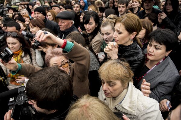 Все приготовления операторов пошли насмарку. Сотни людей окружили вернувшихся домой ребят. - Sputnik Южная Осетия