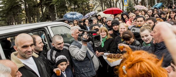 Встреча освобожденных граждан РЮО в Цхинвале. Встреча освобожденных граждан РЮО в Цхинвале. - Sputnik Южная Осетия