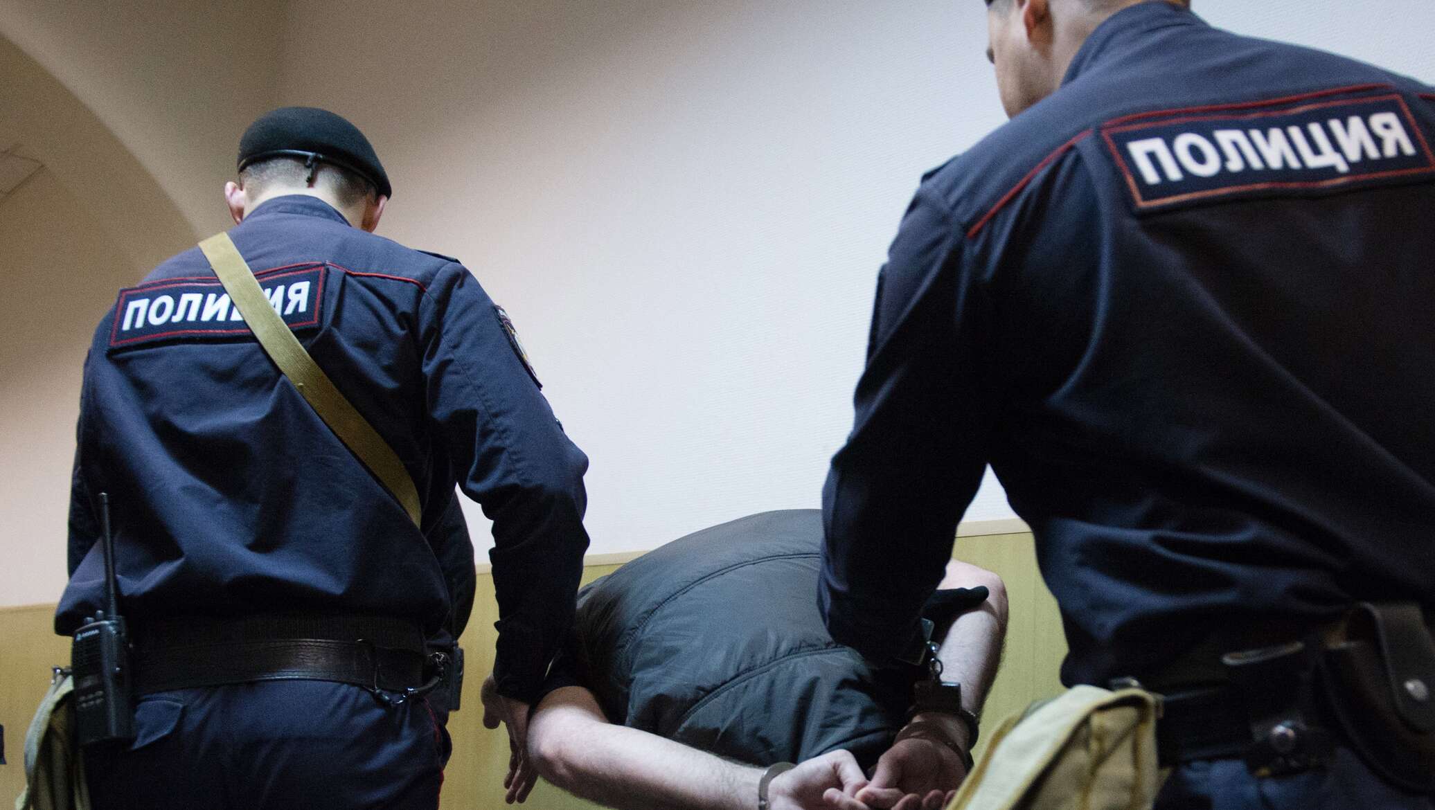 Арест спи. Полиция задержала подростка. Задержание подозреваемого. Преступника поймали с поличным. Задержаны подозреваемые в убийстве Немцова.