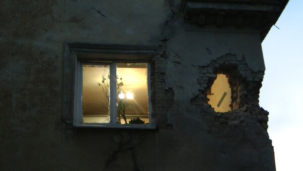 СПУТНИК_Ночной обстрел Донецка: дыра в стене дома и застрявший в асфальте снаряд - Sputnik Южная Осетия