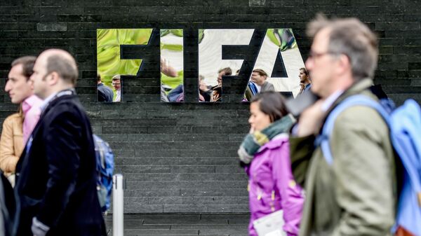 Люди идут мимо здания Международной федерации футбола (ФИФА) в Цюрихе. - Sputnik Южная Осетия