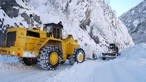 Расчистка снежных завалов и принудительный спуск лавин на Транскавказской автомагистрали - Sputnik Южная Осетия