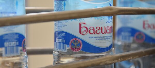 Как производят главную минералку Южной Осетии. Кадры розлива «Багиаты».  Как производят главную минералку Южной Осетии. Кадры розлива «Багиаты». - Sputnik Хуссар Ирыстон