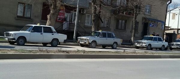 Стоянка такси в Цхинвале Стоянка такси в Цхинвале - Sputnik Хуссар Ирыстон