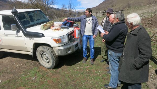 Сотрудники МККК оказывают помощь местным жителям - Sputnik Южная Осетия