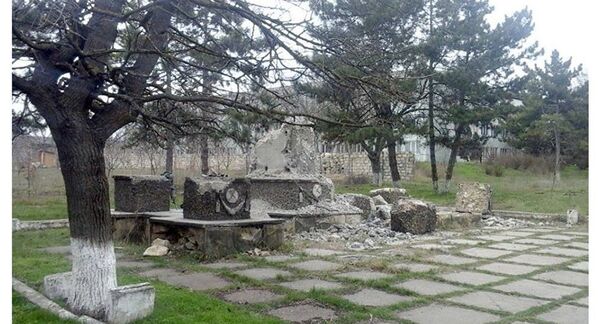 Разрушенный памятник участникам ВОВ. - Sputnik Южная Осетия