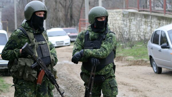 Сотрудники правоохранительных органов во время спецоперации в Дагестане - Sputnik Южная Осетия