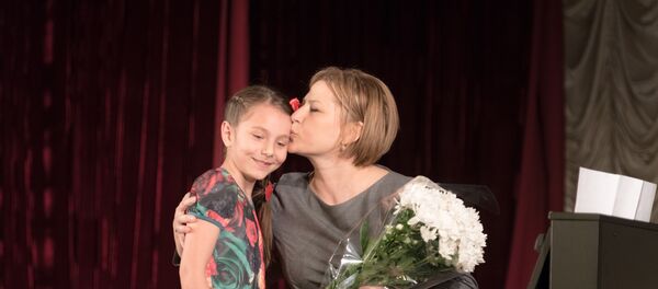 Алена Тедеева, заведующая школой-студией Бонвӕрнон, со своей ученицей. Алена Тедеева, заведующая школой-студией Бонвӕрнон, со своей ученицей. - Sputnik Южная Осетия