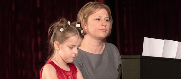 Алена Тедеева, заведующая школой-студией Бонварнон со своей ученицей. Алена Тедеева, заведующая школой-студией Бонварнон со своей ученицей. - Sputnik Южная Осетия