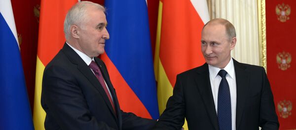 Рабочая встреча президента России В.Путина с президентом Республики Южная Осетия Л.Тибиловым Рабочая встреча президента России В.Путина с президентом Республики Южная Осетия Л.Тибиловым - Sputnik Хуссар Ирыстон