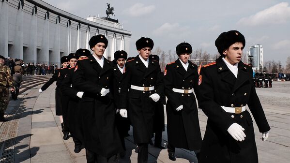 Прохладным мартовским утром кадеты чеканили шаг под звуки старого марша Прощание славянки. - Sputnik Южная Осетия