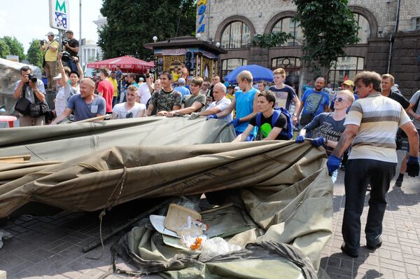 Уборка баррикад на Майдане в Киеве - Sputnik Южная Осетия