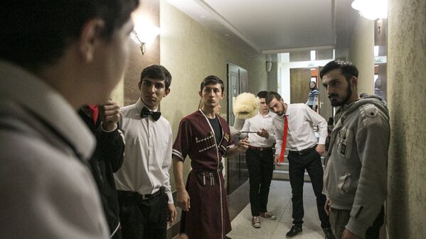 Даже в узких коридорах Государственного театра Анапы удавалось  репетировать в свободное время - Sputnik Южная Осетия