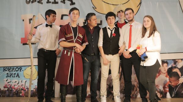 Ведущий Всероссийской Лиги КВН Ренат Фатхулин ( на фото: третий слева) всегда отмечал самобытность команды и особенное поведение на сцене - Sputnik Южная Осетия