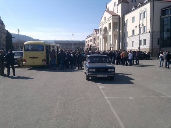 Сбор добровольцев на площади Степанакерта - Sputnik Южная Осетия