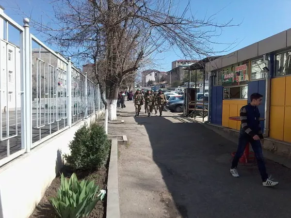 Сбор добровольцев на площади Степанакерта Сбор добровольцев на площади Степанакерта - Sputnik Южная Осетия