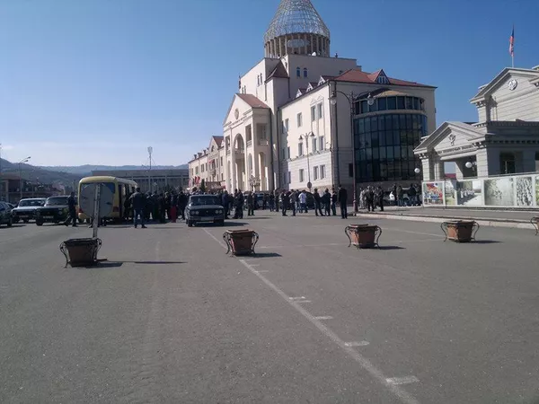 Сбор добровольцев на площади Степанакерта Сбор добровольцев на площади Степанакерта - Sputnik Южная Осетия
