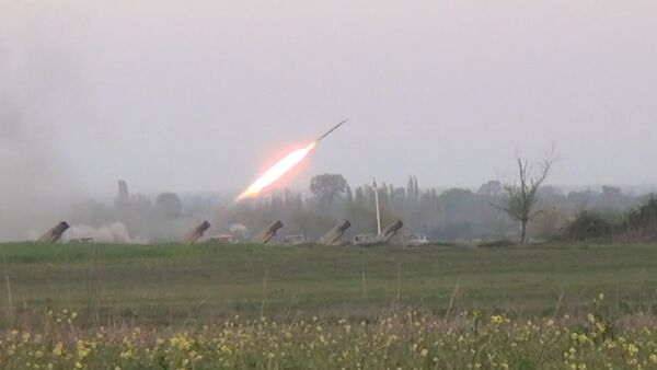 Ракетные установки Азербайджана ударили по Нагорному Карабаху. Кадры обстрела - Sputnik Южная Осетия
