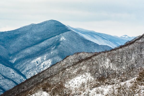 Даже в апреле в горах Южной Осетии все еще лежит снег. - Sputnik Южная Осетия