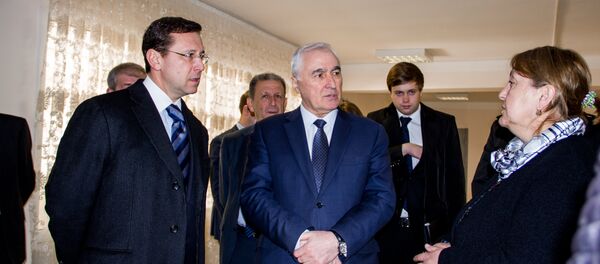 Тибилов и Говорун осматривали строящиеся в Ленингоре соцобъекты Тибилов и Говорун осматривали строящиеся в Ленингоре соцобъекты - Sputnik Южная Осетия