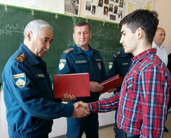 Глава МЧС Северной Осетии наградил школьников - Sputnik Южная Осетия