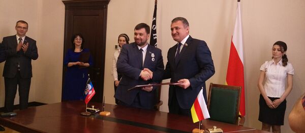Подписание меморандума о намерениях между парламентами РЮО и ДНР Подписание меморандума о намерениях между парламентами РЮО и ДНР - Sputnik Южная Осетия