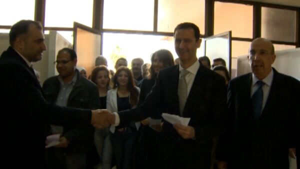 Асад с женой пожали руки сирийцам после голосования на парламентских выборах - Sputnik Южная Осетия