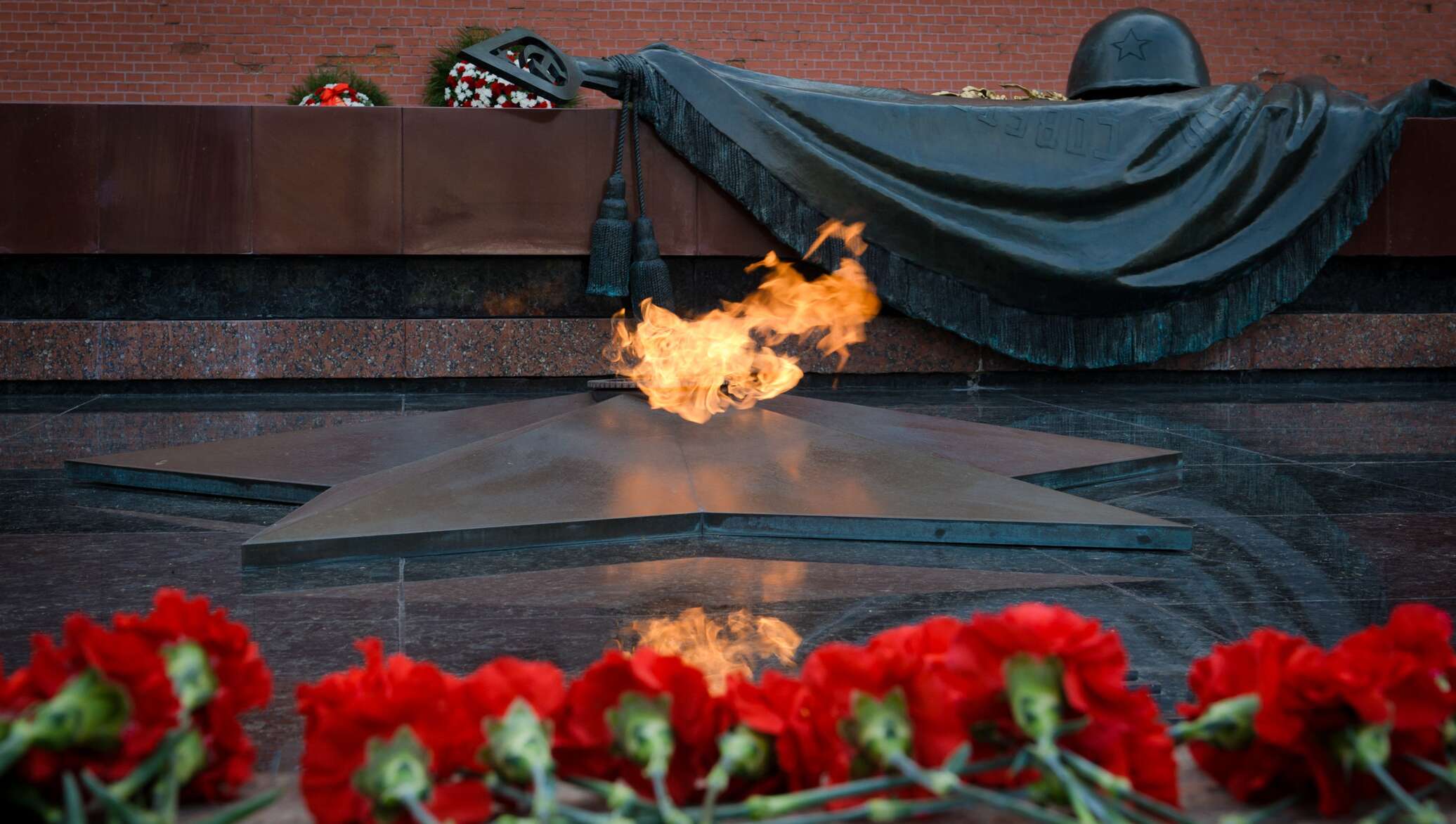 22 июня 2009. Могила неизвестного солдата у кремлевской стены. День памяти и скорби Великой Отечественной войны. Вечный огонь.