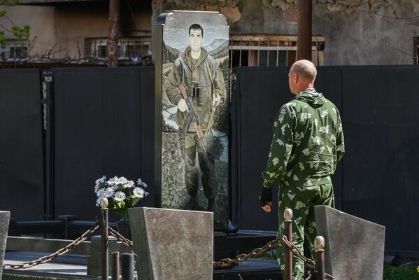 Участники автопробега побывали на мемориальном кладбище во дворе школы №5, где похоронены защитники Южной Осетии. - Sputnik Южная Осетия