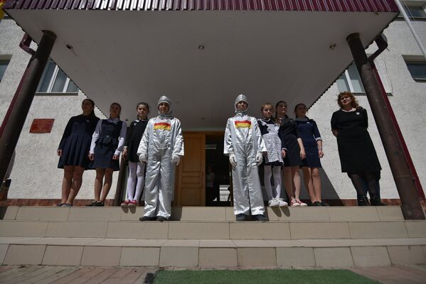 Школе №12 подарили бюст Гагарина. По этому случаю школьники оделись в костюмы космонавтов. - Sputnik Южная Осетия