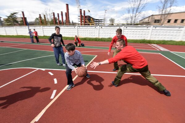 В Цхинвале участники пробега успели сыграть в баскетбол с учениками местной школы. - Sputnik Южная Осетия