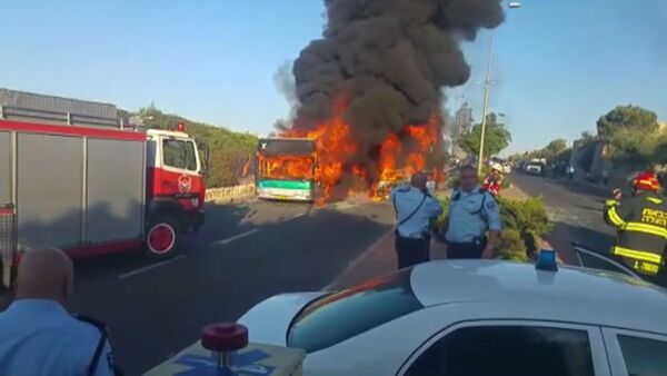 Пожарные тушили загоревшийся после взрыва бомбы автобус в Иерусалиме - Sputnik Южная Осетия
