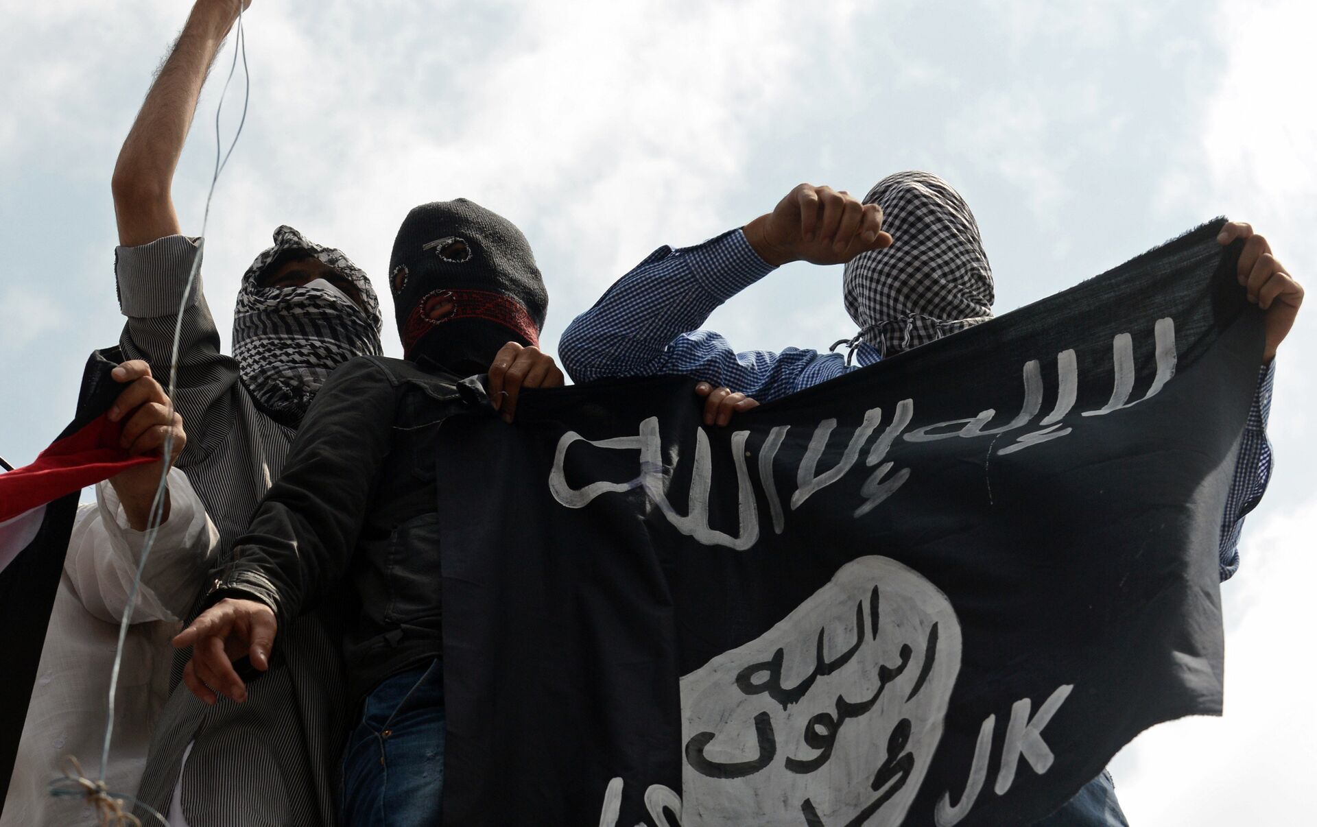 Игил угрожает новыми терактами. Религиозный терроризм Аль Каида. Обезглавливание Аль Каида. Аль Каида флаг.