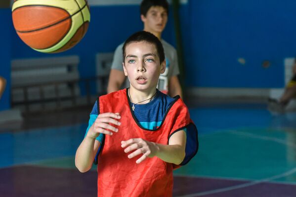 Баскетбол — игра командная, поэтому важно не увлекаться проходами, а вовремя отдать пас члену своей команды. - Sputnik Южная Осетия