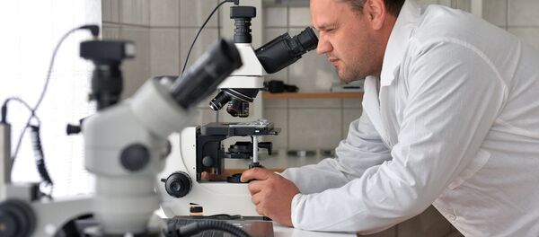 Медик за микроскопом - Sputnik Южная Осетия