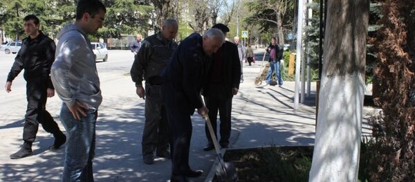 Президент Тибилов принял участие в субботнике Президент Тибилов принял участие в субботнике - Sputnik Южная Осетия