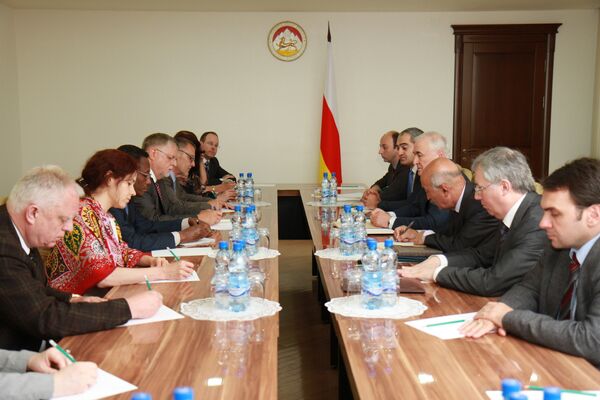 Представители ОБСЕ на встрече с президентом РЮО - Sputnik Южная Осетия
