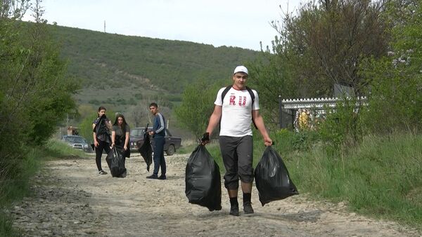 Молодежь Цхинвала помогла убрать городское кладбище к Пасхе - Sputnik Южная Осетия