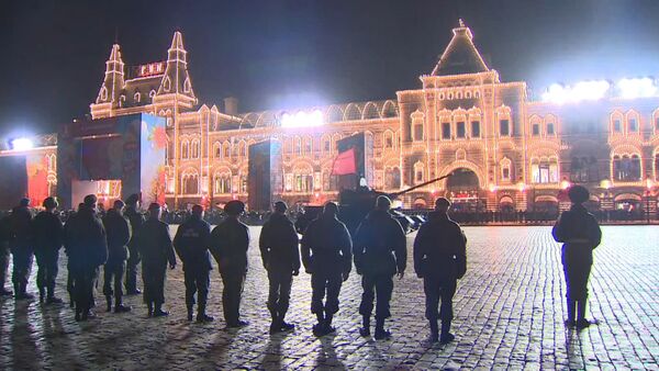 Торжественный марш и бронетехника – ночная репетиция парада Победы в Москве - Sputnik Южная Осетия