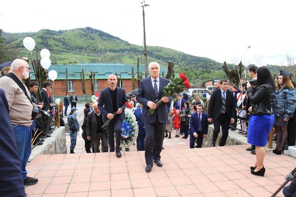 Возложение цветов к памятнику жертвам землетрясения в поселке Дзау - Sputnik Южная Осетия